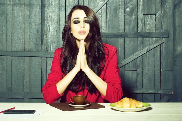 Elegante donna a pranzo — Foto Stock