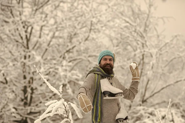 Homem feliz barbudo segurar patins na floresta de inverno nevado, natal — Fotografia de Stock