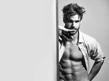 Düşünceli yakışıklı kaslı adam