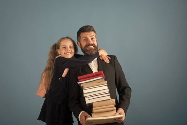 Aile ve ev eğitim kavramı. Baba ve kız öğrenci