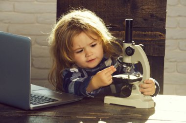dizüstü bilgisayar ve mikroskop öğrenci çocuk eğitim işyerinde çalışma