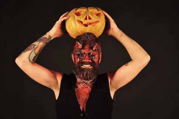Halloween Mann satan Lächeln mit Kürbis auf dem Kopf — Stockfoto