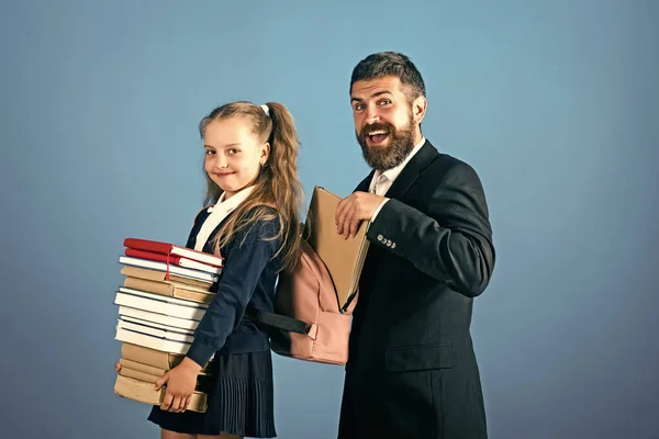 Educazione a casa e ritorno al concetto di scuola. Il ragazzo tiene libri. — Foto Stock