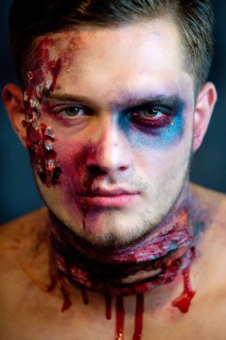Adam korku yüzler. Cadılar Bayramınız Kutlu Olsun. Cadılar Bayramın kutlu olsun çıkartmaları. Halloween cadı oyulmuş kabak ve sihirli ışıklar karanlık bir orman içinde. Mutlu Halloween tırnak ürkütücü eğlenmek için.