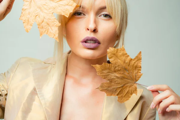 Autumn woman. Autumn tree and autumn forest. Place for your text. Digital advertising. November background. Hello September. Model face. Autumnal foliage. Visit my page. Autumn Clothing. — Stock Photo, Image