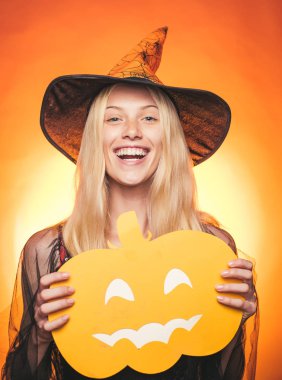 Cadılar Bayramı geçmişinde seksi bir kadın. Cadılar Bayramı arka planında giyinmiş seksi bir kadın. Cadılar Bayramı için En Popüler Şeker. Cadılar Bayramı balkabağı kafalı, yanan mumları olan bir fener. Sihirli balkabağı.