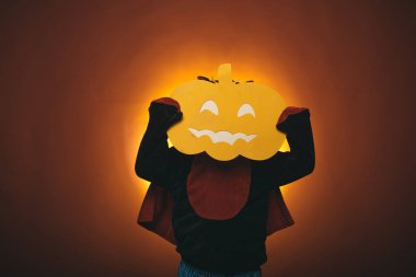 Sihirli balkabağı. Oyulmuş kabak ve sihirli ışıklar. Mutlu Halloween hafta sonu. Cadılar Bayramı tatil kavramı. Korku yüzler. Cadılar Bayramı için en popüler şeker.