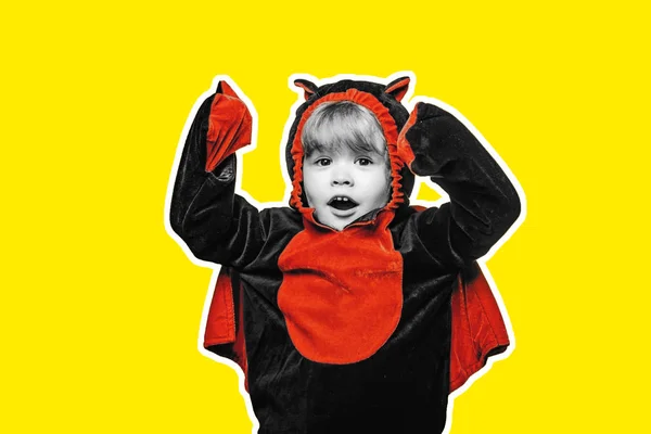 Bambino giocare in costume dracula. Decorazione di Halloween e concetto spaventoso. Stendardo di Halloween. Faccia spaventosa. Pubblicità concetto di Halloween con adesivi isolati . — Foto Stock