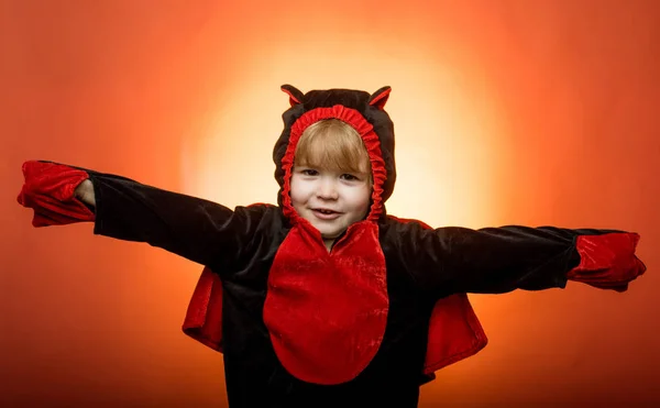 Feliz niño en Halloween en el mundo. Truco o trato. Vestidos de Halloween y trajes de Drácula. Las mejores ideas para Halloween. Jack-o-linternas. El caramelo más popular para Halloween. — Foto de Stock