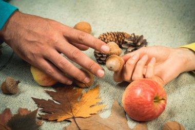 Sonbahar yaprak ellerinde. Reklam için yer kopyalayın. Siyah Cuma satış ve alışveriş. Reklam kavramı. Merhaba sonbahar ve rüyalar alışverişe gitmek.
