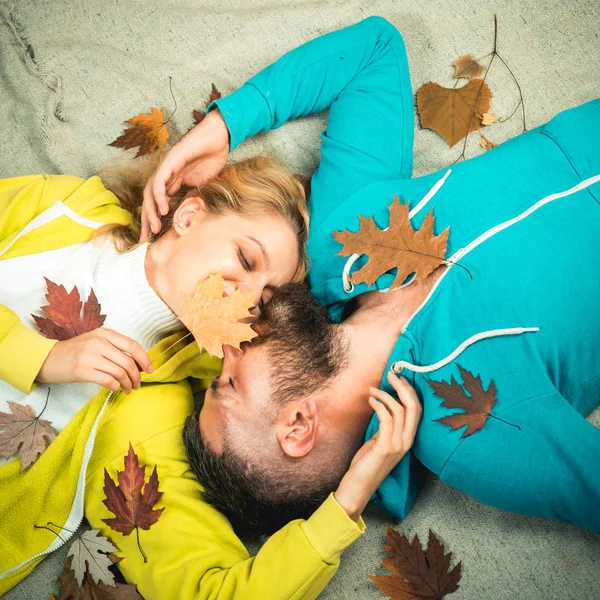 Чуттєва пара цілується на тлі осені. Барвиста осінь і сухе листя. Готовий до тексту. Щаслива пара йде за покупками в чорну п'ятницю. Осінній простір копіювання для моди тенденції. Автономне цілування . — стокове фото