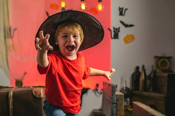 Un visage d'horreur. Secrets de magie pour Halloween heureux. Halloween fête d'enfants et drôle de citrouille. Drôle de garçon . — Photo