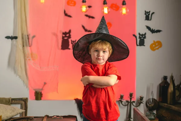 Chapeau de sorcière. Meilleures idées pour Halloween. Secrets de magie pour Halloween heureux. Joyeux Halloween Citations pour Spooky Fun. Les bonbons les plus populaires pour Halloween . — Photo