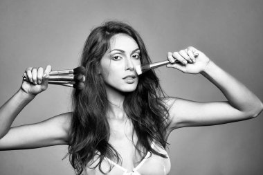 sutyen makyaj fırçası ile güzel kadın