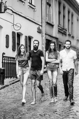 tuğla yolda duran arkadaşlar