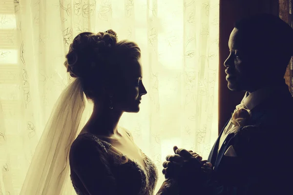 Silhouette von Braut und Bräutigam — Stockfoto
