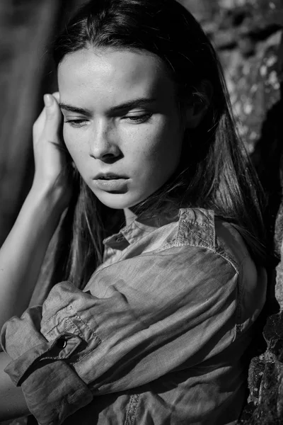 Retrato de niña con peca en la cara joven, mujer hermosa —  Fotos de Stock