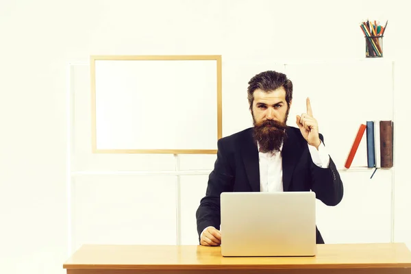 Hombre muestra el dedo índice hacia arriba —  Fotos de Stock