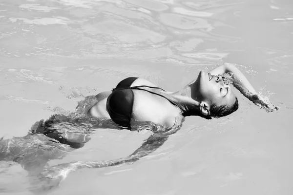 Mulher muito sexy na piscina — Fotografia de Stock