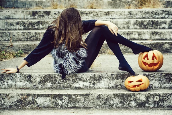 Halloween-Mädchen mit Kürbis — Stockfoto