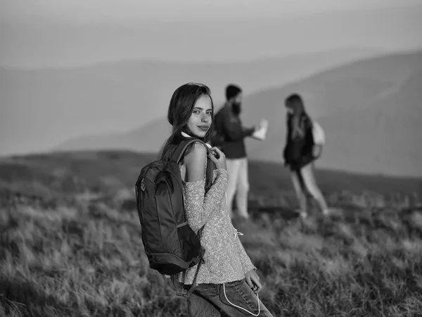 Chica con mochila en la montaña — Foto de Stock