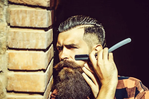 Hipster schneiden mit Rasiermesser — Stockfoto