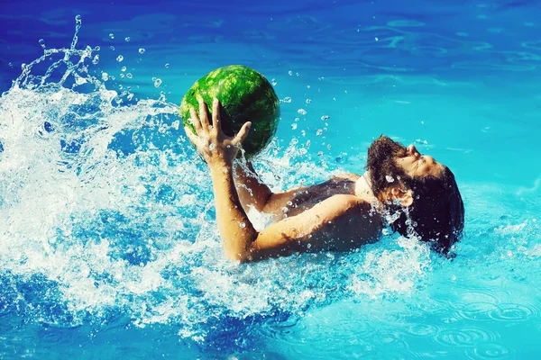 Mann mit Wassermelone im Schwimmbad — Stockfoto