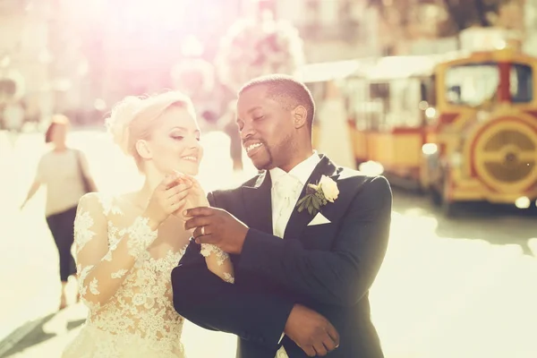 Feliz afroamericano novio y linda novia caminando en la calle — Foto de Stock