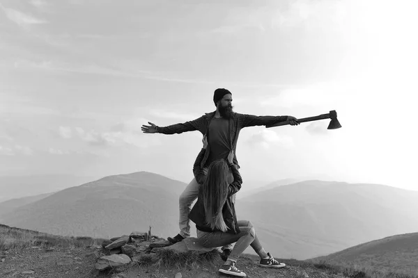 Pareja en cima de la montaña — Foto de Stock