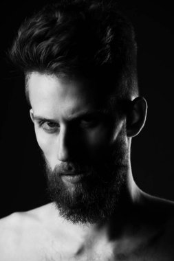 dostum, sakallı genç hipster ciddi yüzüne bıyık vardır