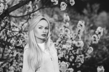 bahar çiçekleri ve kadın ile Bahçe