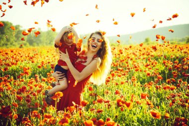 çocuk, küçük çocuk anne veya kardeş haşhaş alanındaki