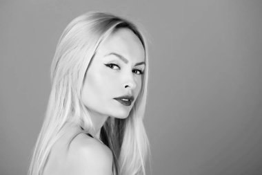 Sevimli yüz ve sarı uzun saçları olan güzel kadın