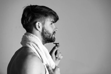 Banyoda Emanet ustura ile tıraş ve havlu banyo adam