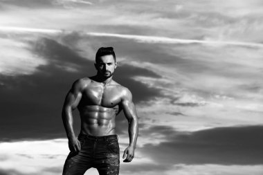 adam mavi gökyüzü üzerinde kas vücut ile