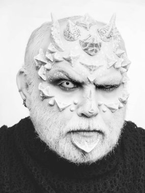 Papatyanın yüz ve korkunç gözlü canavar