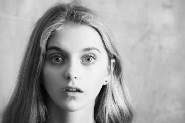 güzel kız duvar arka plan üzerinde şaşırttı