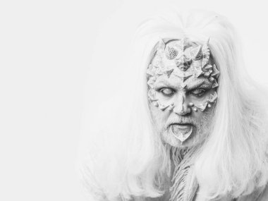 adam sakal ve dikenler üzerinde yüz makyaj vardır