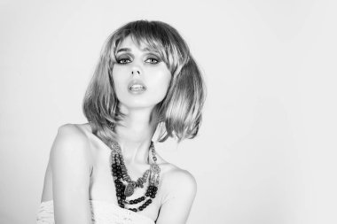 Etnik takı parlak yapay saçlı kız.