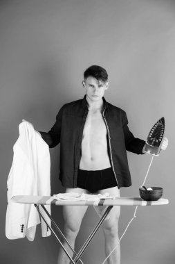 Demir adam Ütü giysilerle