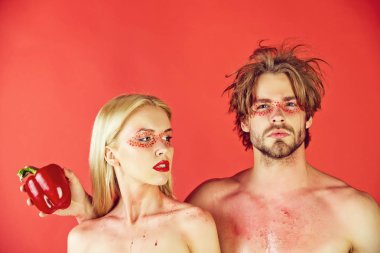 Çift holding dolmalık biber ile çıplak göğüs