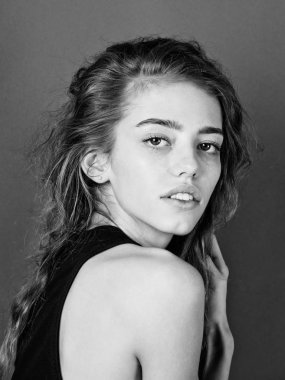 doğal sarışın, uzun saçlı, yağlı dalgalı, kız, makyaj yok