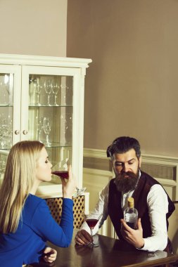 Kadın ve erkek bir restoranda kırmızı şarap paylaşımı