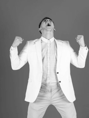 Kazanan jestle bağıran adam