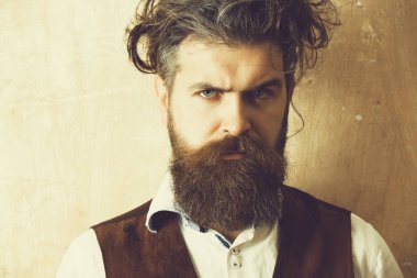 Adam uzun sakal, bıyık ve dağınık saç