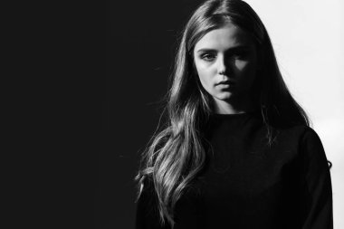 Siyah elbiseli kız..