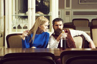 Çift tr restoranda şarap şişe