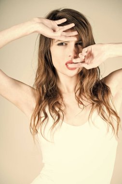 Kadın uzun esmer saçlı ve kırmızı dudaklar.