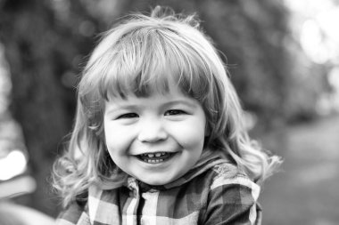 Yeşil doğal zemin üzerine mutlu küçük çocuk