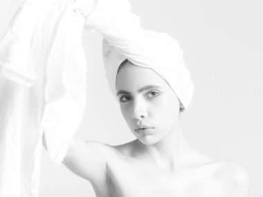 Güzel kadın besleyicisini beyaz, banyo havlusu tepeden